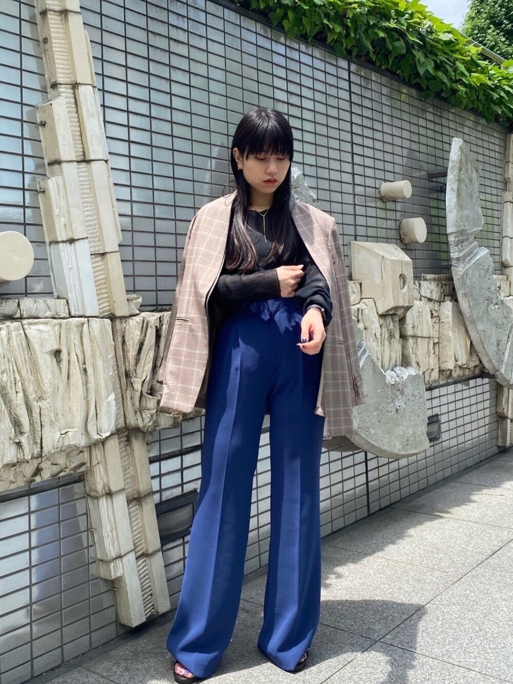 「シンプルコーデ、ゆるコーデ、キレイめカジュアル、これが私をアゲる服、初夏コーデ、夏、ギンガムチェック、ジャケット、着回しコーデ、オトナカジュアル」｜「RITOのRITO “SUPER 140S WOOL”トロピカルジャケット（ノーカラーコート、ブラウン系）」を使った、ホリユキノさん（レディース・154cm）の夏コーディネートの1枚目の写真