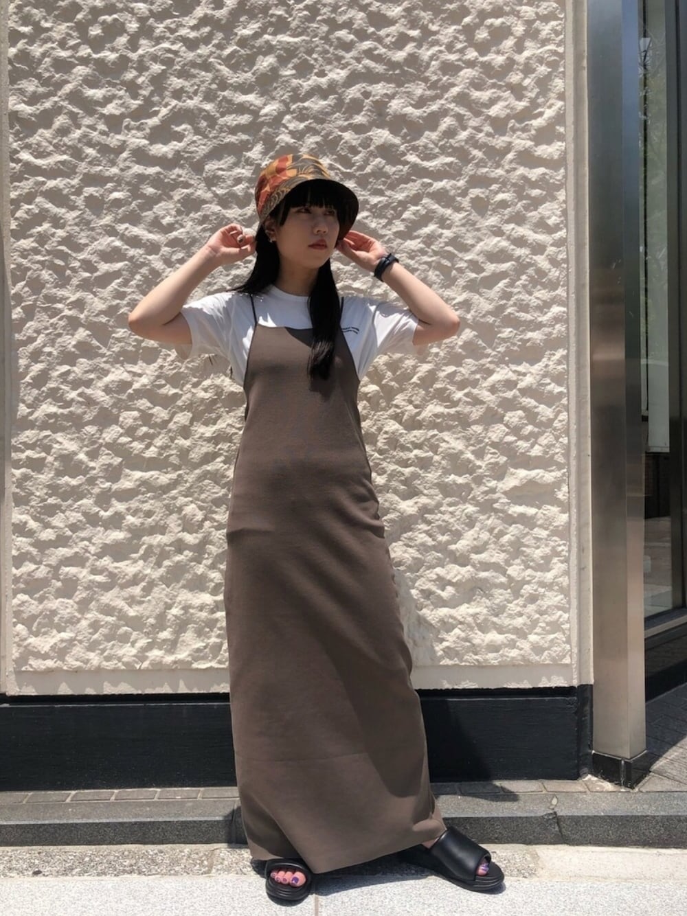 「休日スタイル、シンプルコーデ、ラフ、大人女子、カジュアルコーデ、サンダル、Tシャツ、ナチュラル、スポーツサンダル、キャミワンピ」｜「muller of yoshiokuboのmuller of yoshiokubo BOTANIC HAT（ハット、ブラウン系）」を使った、ホリユキノさん（レディース・154cm）の夏コーディネートの1枚目の写真