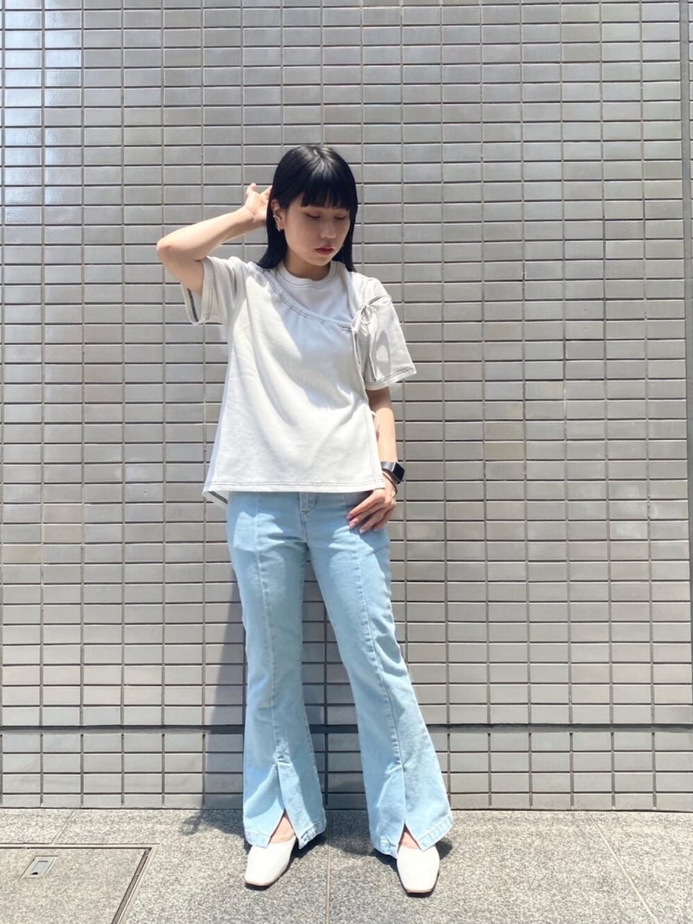 「大人カジュアル、きれいめカジュアル、パンツスタイル、低身長コーデ、シンプル、着回しコーデ、スクエアトゥ、休日コーデ、白Tシャツ、デニム」｜「603の603 スクエアトゥアパンプス/シンセティックレザー（パンプス、ホワイト系）」を使った、ホリユキノさん（レディース・154cm）の夏コーディネートの1枚目の写真