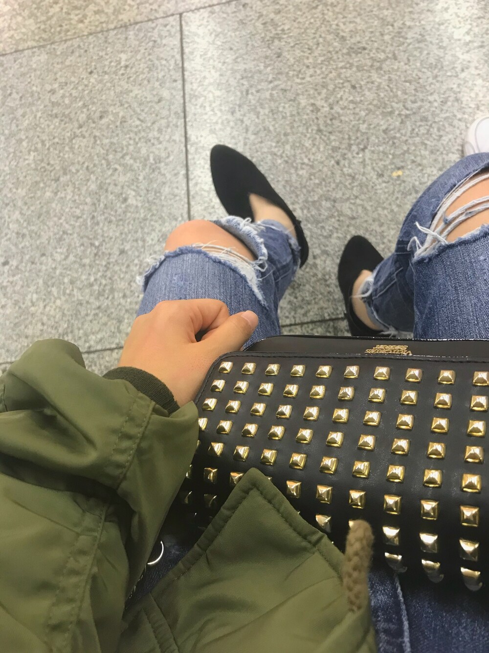 「梅田、EMODA、moussy、denim、ダメージデニム、Victoria's Secret」｜「MOUSSYのアイテム（MA-1、グリーン系）」を使った、Wa Ka Baさん（レディース・156cm）の冬コーディネートの1枚目の写真