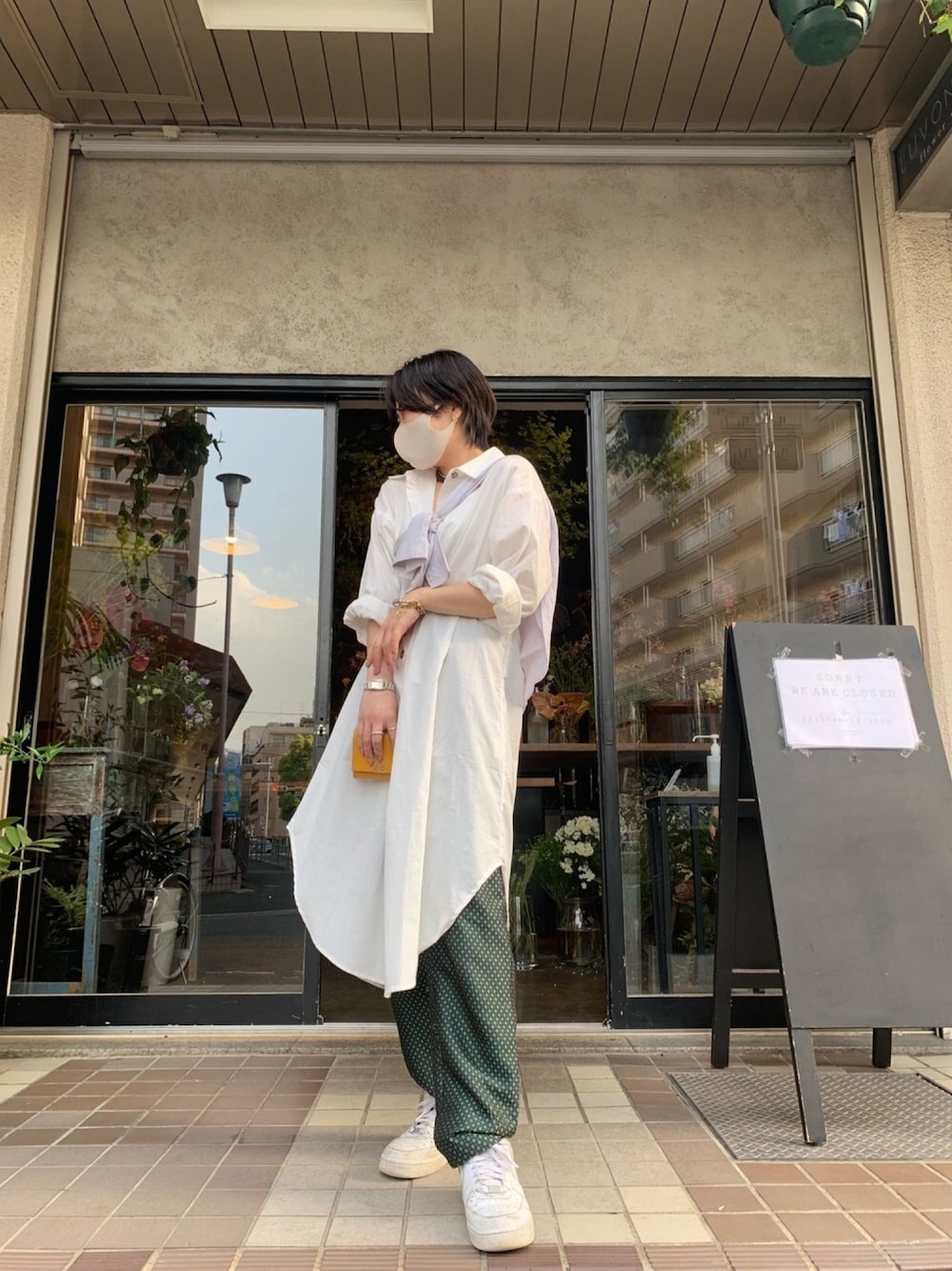 「ゆるコーデ、大人コーデ、春コーデ、大人カジュアル、シンプルコーデ、白スニーカー、ホワイト、柄パンツ、たすき掛け、フォロー、イイネ、お気に入り登録お願いします♡」｜「NIKEのナイキ エア フォース 1 '07 メンズシューズ / Nike Air Force 1 '07 Men's Shoes CW2288-111 White（スニーカー、ホワイト系）」を使った、FKMR'Aさん（レディース・163cm）の春コーディネートの1枚目の写真