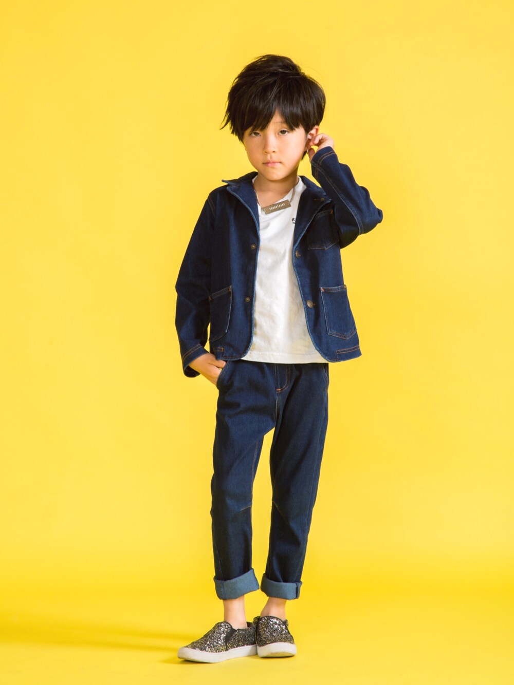 「chubbygang、チャビーギャング、スリッポン、スニーカー」｜「CHUBBYGANGの【SELECT】AKID　スパンコールスリッポン（スニーカー、ブラック系）」を使った、暁-AKI-さん（キッズ・110cm）の冬コーディネートの1枚目の写真