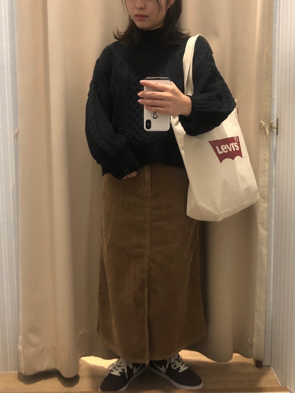 「秋冬コーデ、カジュアルコーデ、おしゃれさんと繋がりたい、スニーカーコーデ、コーデュロイスカート、リーバイス、LEE、トートバッグ、袖ボリューム、ケーブルニット」｜「earth music&ecologyの・ボリュームパフスリーブケーブルプルオーバー（ニット/セーター、ブルー系）」を使った、むこさんさん（レディース・162cm）の秋コーディネートの1枚目の写真