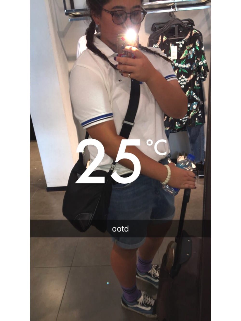 「カジュアル、ここはzara」｜「TOMMY HILFIGERのアイテム（ポロシャツ、ホワイト系）」を使った、Mana Monicaさん（レディース・162cm）の秋コーディネートの1枚目の写真