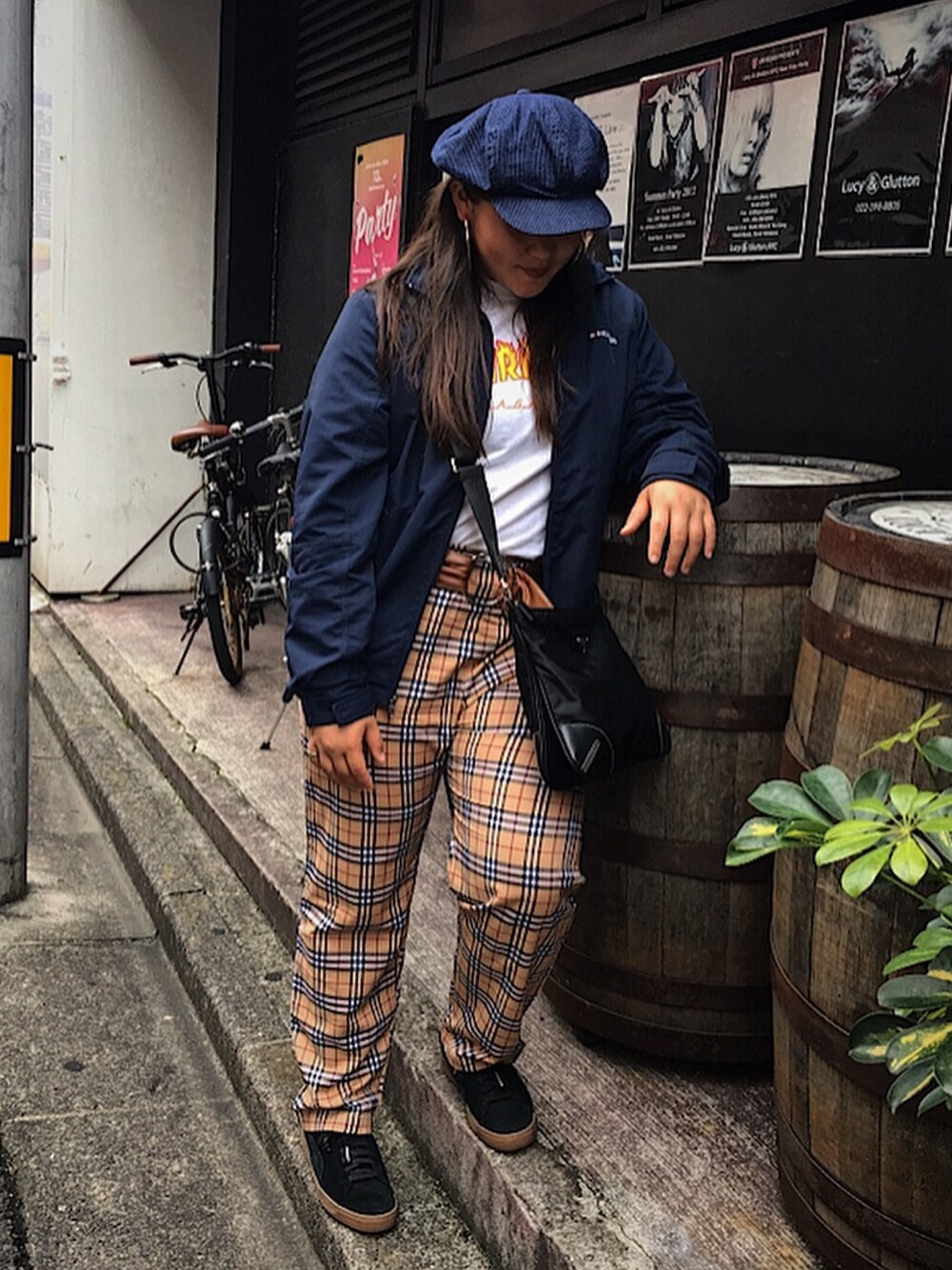 「burberry、TOMMY HILFIGER」｜「WIREDのアイテム（ハンチング/ベレー帽、ブルー系）」を使った、Mana Monicaさん（レディース・162cm）の秋コーディネートの1枚目の写真