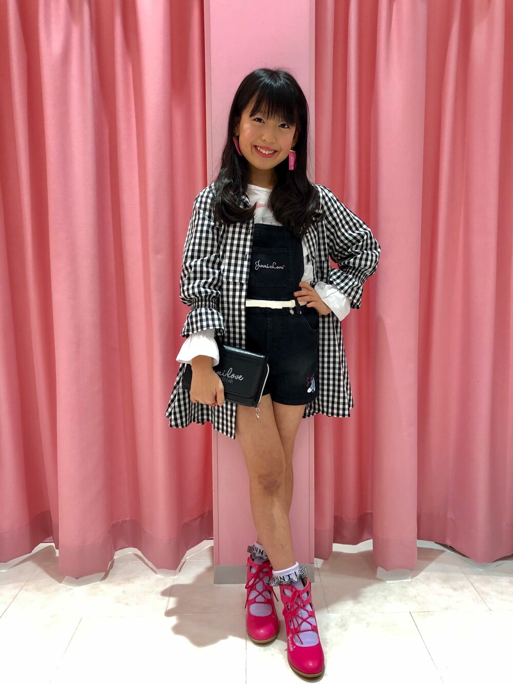 「JENNI loveのアイテム（サロペット/オーバーオール、ブラック系）」を使った、セナさん（キッズ・144cm）の冬コーディネートの1枚目の写真
