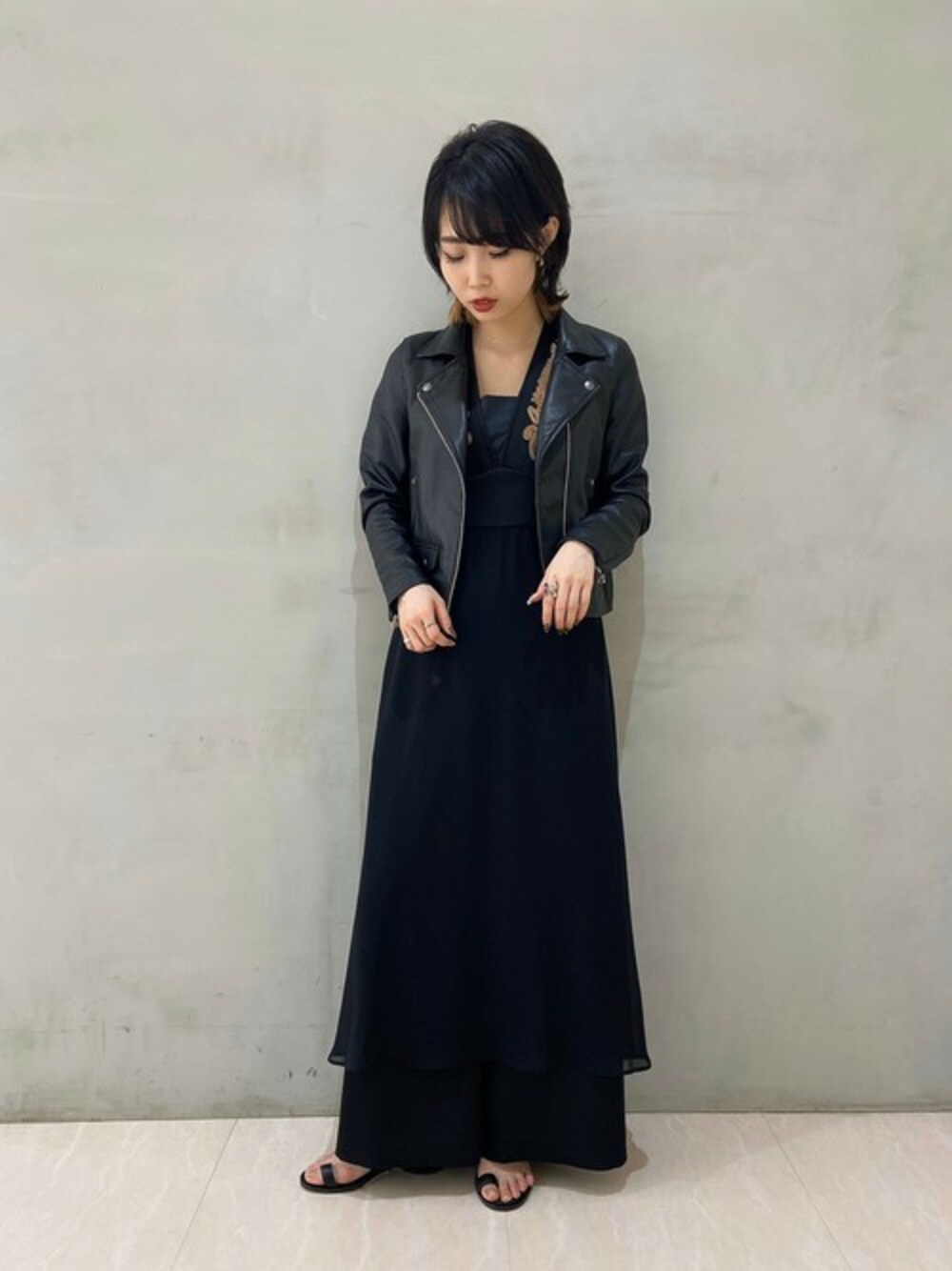 「ワンピース、ブラック、ライダース、デート、休日スタイル、結婚式、ドレス、ロングワンピース、春コーデ、低身長」｜「STUDIOUSの【STUDIOUS】モイストラム ダブルライダースジャケット（ライダースジャケット、ブラック系）」を使った、wakamaedaさん（レディース・156cm）の春コーディネートの1枚目の写真