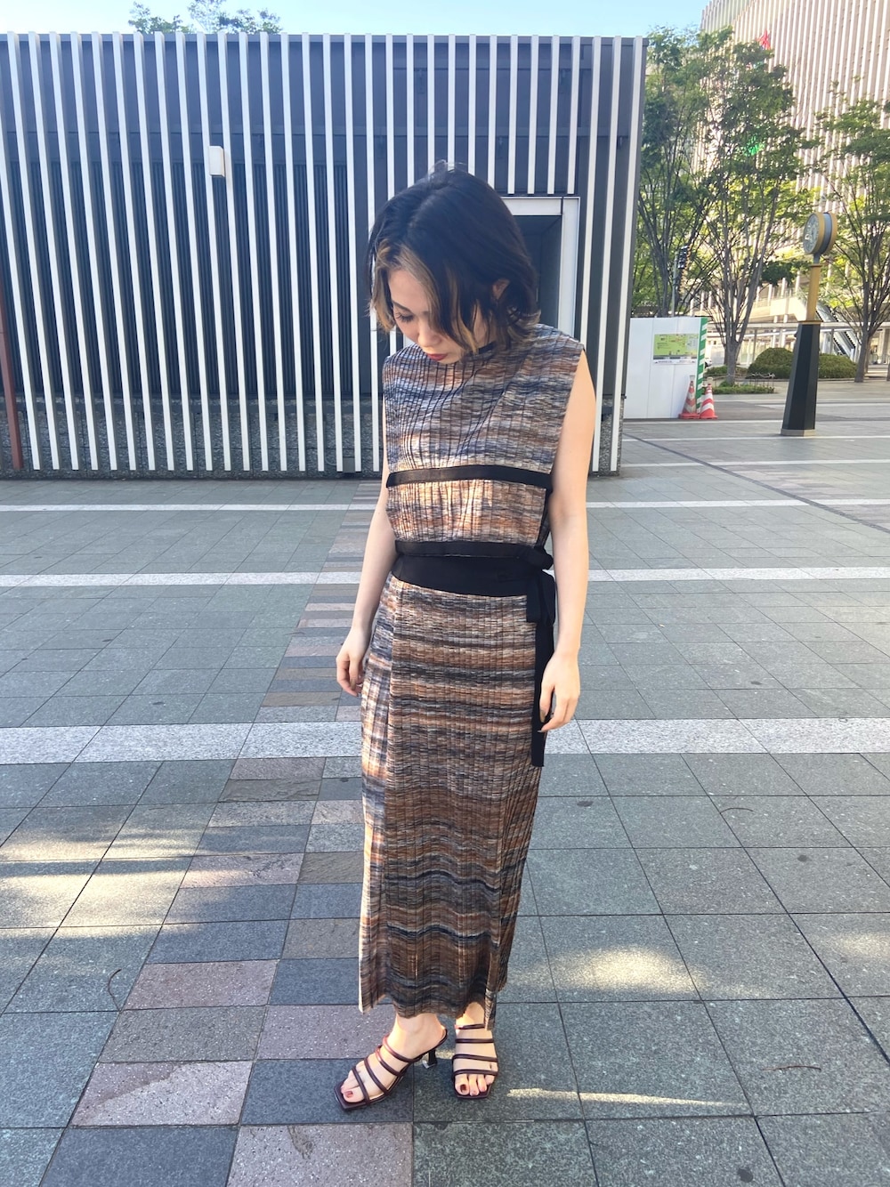 「ワンピース、セットアップ、ワントーンコーデ、レイヤードスタイル、アースカラー、サンダル、結婚式二次会スタイル、春夏コーデ、低身長、オトナ女子」｜「TANの【TAN（タン）】カスリプリーツニットトップス　セットアップ対応　20SS-36（ニット/セーター、オレンジ系）」を使った、wakamaedaさん（レディース・156cm）の春コーディネートの1枚目の写真