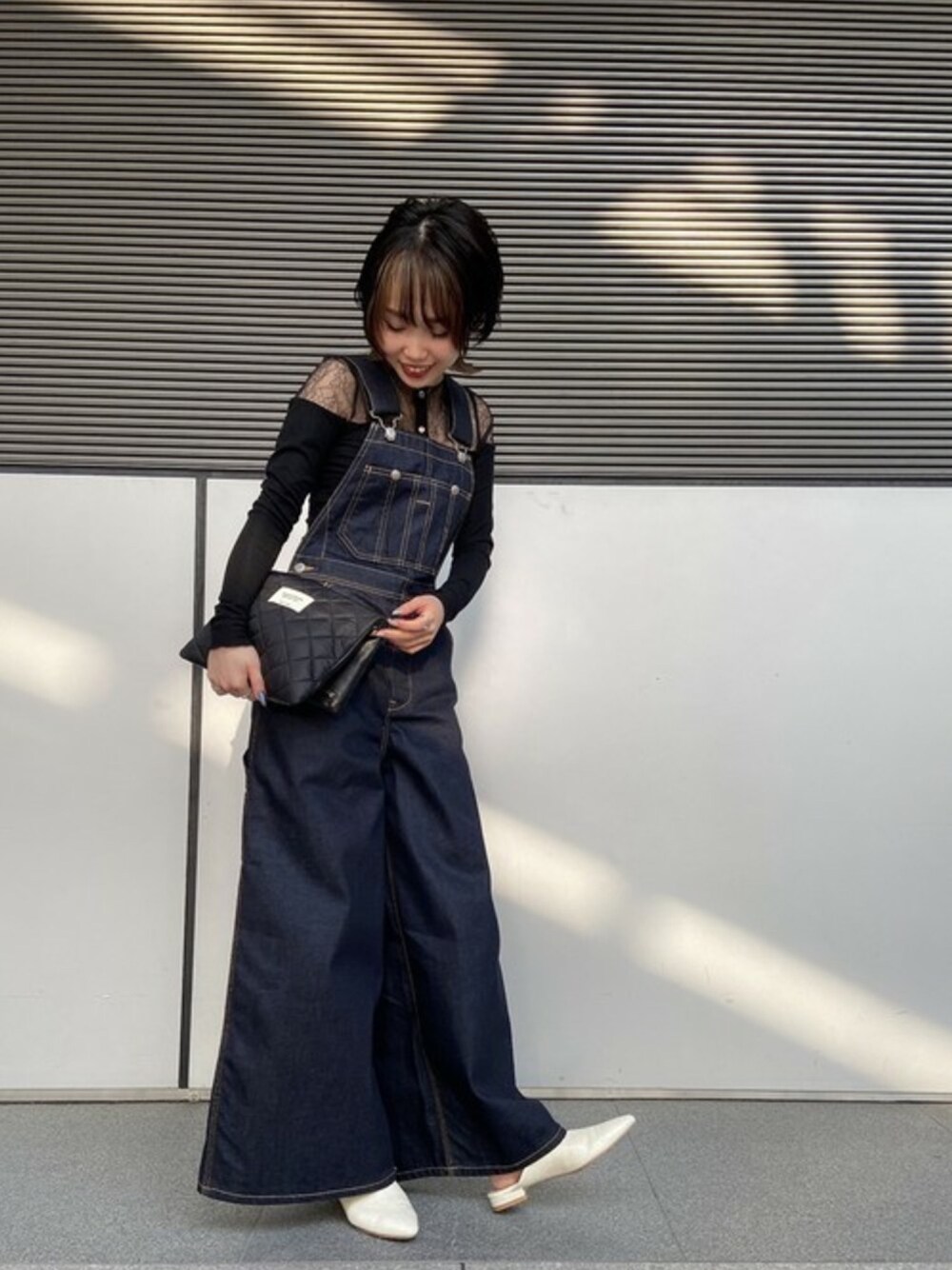「サロペット、休日スタイル、ワイドパンツ、STUDIOUS、きれいめカジュアル、フレアパンツ、春コーデ、低身長、ゆるコーデ、オトナカジュアル」｜「STUDIOUSの【STUDIOUS】エンボスクロコ フラットサンダル（サンダル、ホワイト系）」を使った、wakamaedaさん（レディース・156cm）の春コーディネートの1枚目の写真