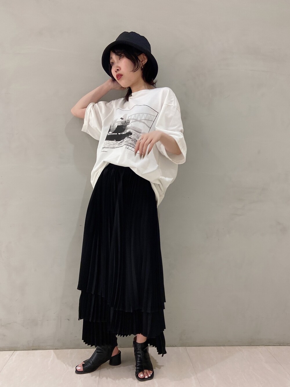「ビッグシルエット、ブラック、Tシャツ、シンプルコーデ、モノトーンコーデ、夏コーデ、バケットハット、低身長、カジュアルコーデ、低身長コーデ」｜「CLANEの【CLANE(クラネ)】スリーレイヤープリーツスカート　 18109-6121（スカート、ブラック系）」を使った、wakamaedaさん（レディース・156cm）の夏コーディネートの1枚目の写真