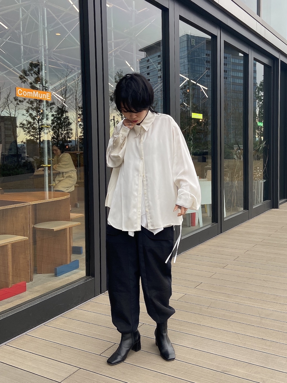 「私の推しブランド、パンツスタイル、カジュアルコーデ、オトナ女子、ラクチンコーデ、シャツ、モード、シンプル」｜「RITOのアイテム（シャツ/ブラウス、ホワイト系）」を使った、wakamaedaさん（レディース・156cm）の冬コーディネートの1枚目の写真