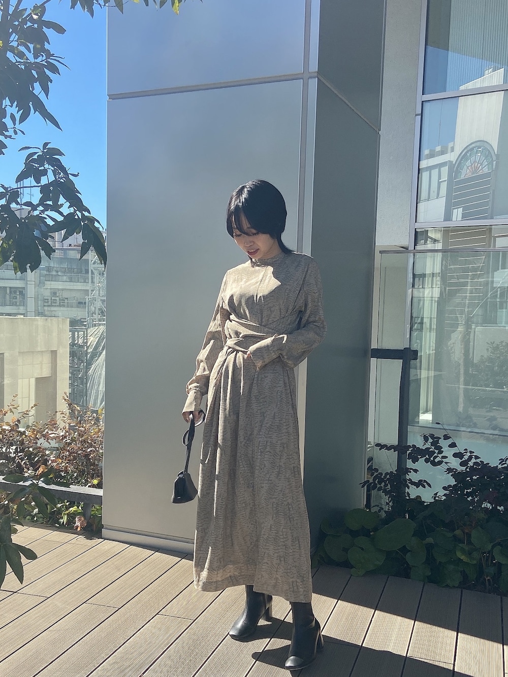 「大人カジュアル、今日のコーデ、大人コーデ、ラクチンコーデ、ロングワンピース、ショートブーツ、シンプル、春コーデ、春色」｜「CLANEのWAIST RIBBON PYTHON ONE PIECE（ワンピース、ベージュ系）」を使った、wakamaedaさん（レディース・156cm）の冬コーディネートの1枚目の写真