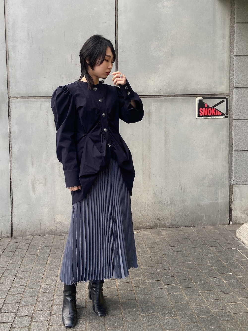 「モード、モード系、プリーツスカート、プリーツ、スカート、スカートコーデ、ロングスカート、パワーショルダー」｜「YOHEI OHNOのアイテム（シャツ/ブラウス、ブラック系）」を使った、wakamaedaさん（レディース・156cm）の冬コーディネートの1枚目の写真