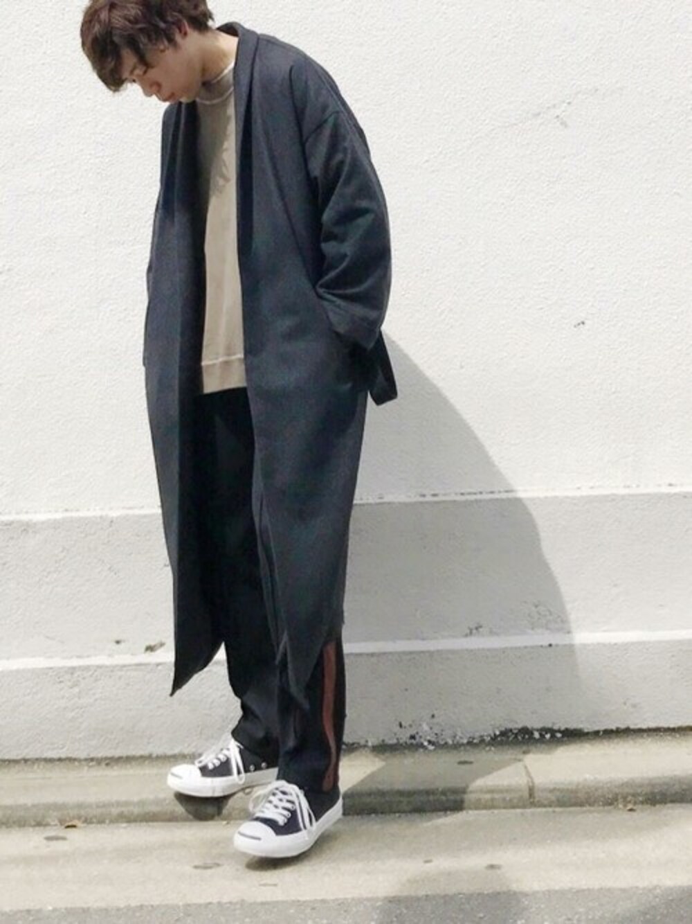 「スニーカー、ガウン、ジャージ、bukht、ガウンコート、ミックススタイル」｜「bukhtの【bukht】ORIENTAL GOWN -TOP BLACK（その他アウター、ブラック系）」を使った、lally joeさん（メンズ・171cm）の秋コーディネートの1枚目の写真