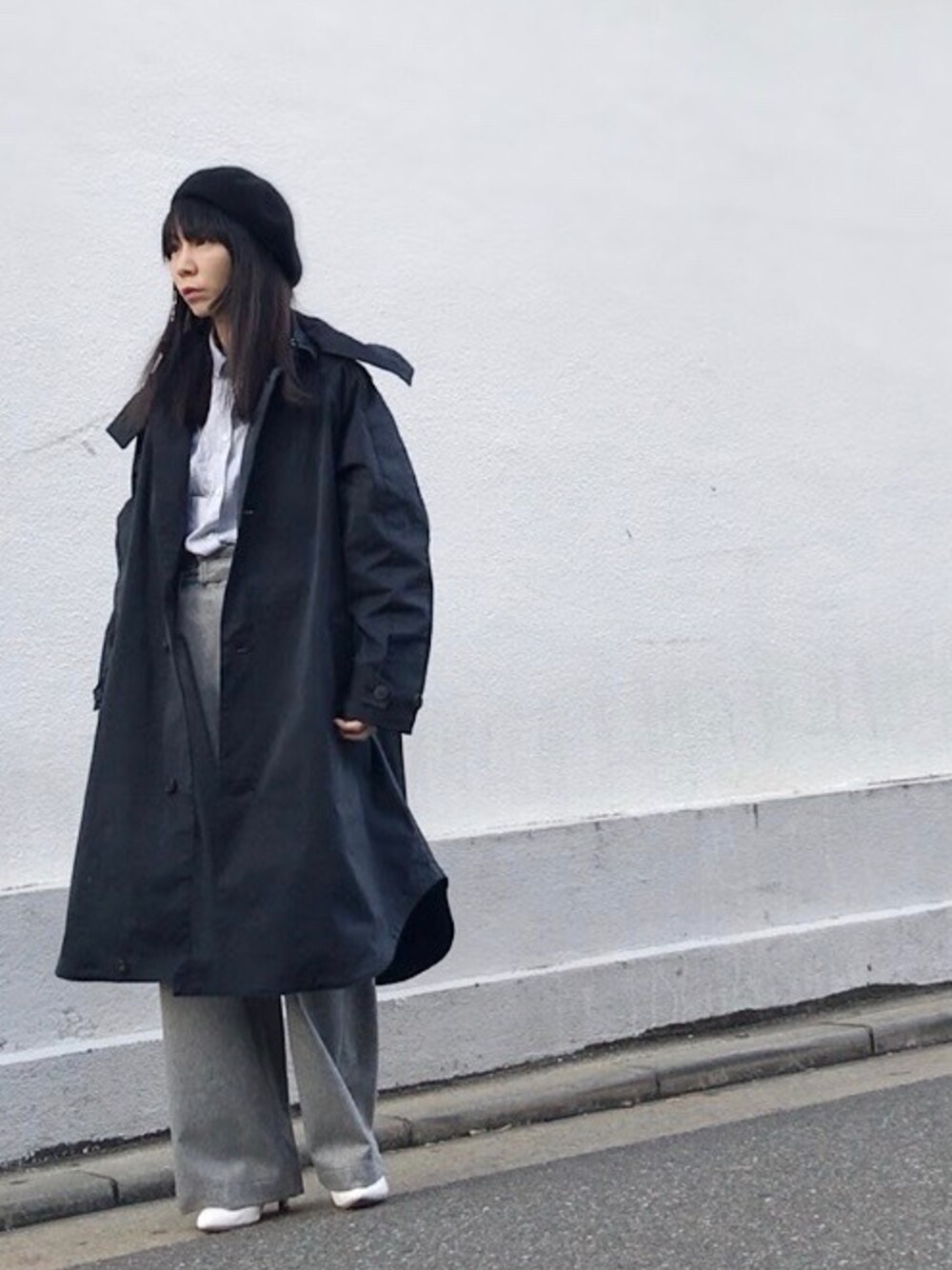 「ミリタリーコート、モノトーン、ワイドパンツ、メンズライク」｜「SYU.HOMME/FEMMの【SYU.】Suede-touch Rubberized Coat（その他アウター、ブラック系）」を使った、lally joeさん（レディース・155cm）の秋コーディネートの1枚目の写真