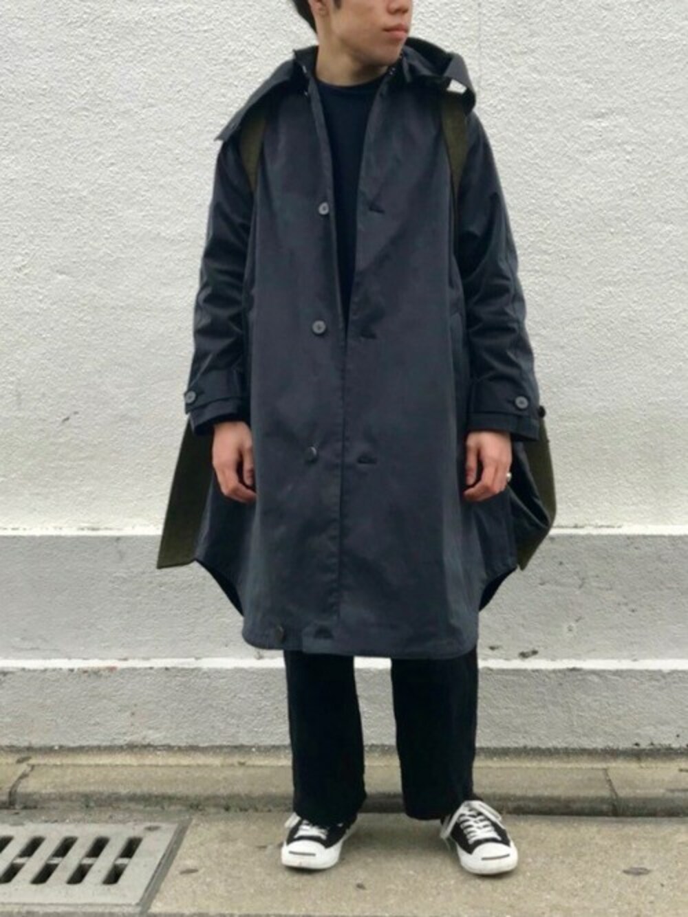「コート、ビッグシルエット、ワントーンコーデ」｜「SYU.HOMME/FEMMの【SYU.】Suede-touch Rubberized Coat（その他アウター、ブラック系）」を使った、lally joeさん（メンズ・171cm）の秋コーディネートの1枚目の写真