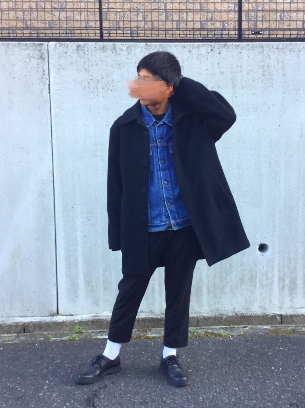 「冬コーデ、いいね、save、フォローお願いします🤑、大人カジュアル、革靴、fashion、おしゃれさんと繋がりたい、デニムジャケット、EDWIN」｜「WEGOのWEGO/シャギーウールオーバーコート（チェスターコート、ブラック系）」を使った、ワタナベ シンドウさん（メンズ・167cm）の冬コーディネートの1枚目の写真
