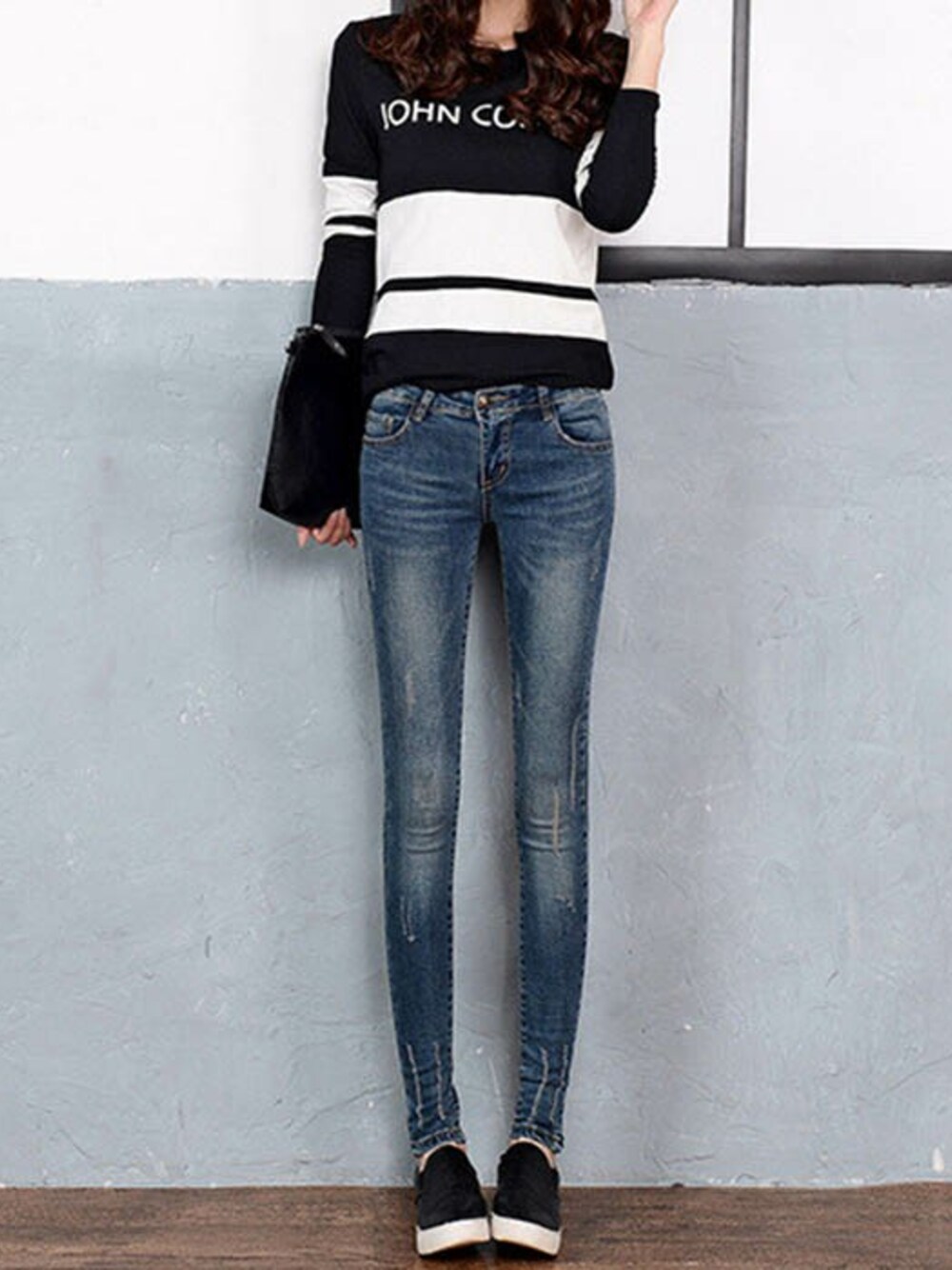 ブルー系のデニムパンツを着用したレディースの冬コーディネートの1枚目の写真