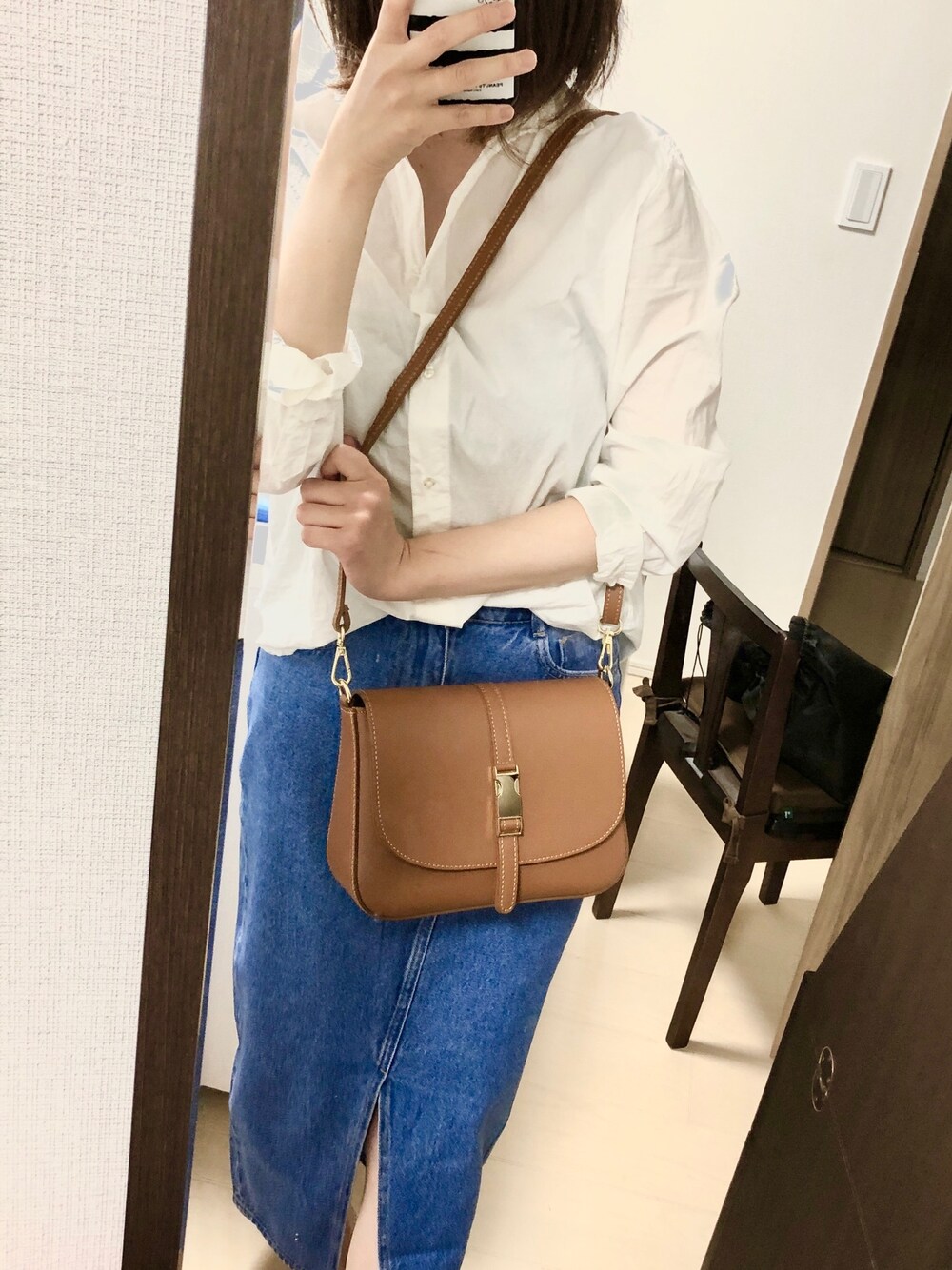 「春コーデ、大人カジュアル、ロングスカート、アラサー、白シャツ×デニム、白Tシャツ」｜「niko and...のマーセワイヤー入りビッグシャツ（シャツ/ブラウス、ホワイト系）」を使った、hiromiさん（レディース・162cm）の春コーディネートの1枚目の写真