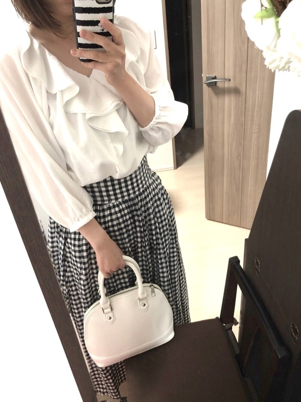 「ギンガムチェック、ラッフルフリル、デートコーデ」｜「ROPE' PICNICのフロントラッフルフリルブラウス（シャツ/ブラウス、ホワイト系）」を使った、hiromiさん（レディース・162cm）の春コーディネートの1枚目の写真