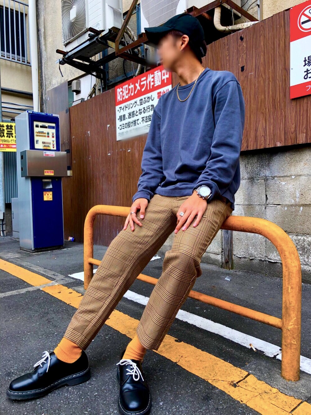 「GU、Dr.Martens、vetements、チェックパンツ、ロンT、ラフ、キャップ、秋コーデ、シンプル」｜「VETEMENTSのアイテム（キャップ、ブラック系）」を使った、reiya@相互フォロー✨さん（メンズ・172cm）の秋コーディネートの1枚目の写真