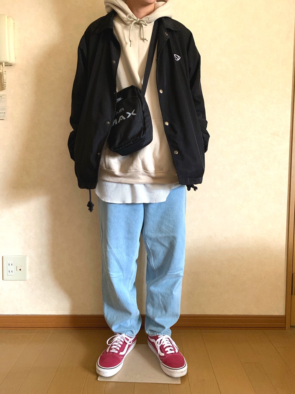 「カジュアルコーデ、MONKEY TIME、オールドスクール、バンズ、エアマックス、ブラック、ベージュ、デニム」｜「MONKEY TIMEの＜SOULECTION × monkey time＞ COACH JKT/コーチジャケット ◆（ナイロンジャケット、ブラック系）」を使った、haruharuさん（メンズ・165cm）の春コーディネートの1枚目の写真