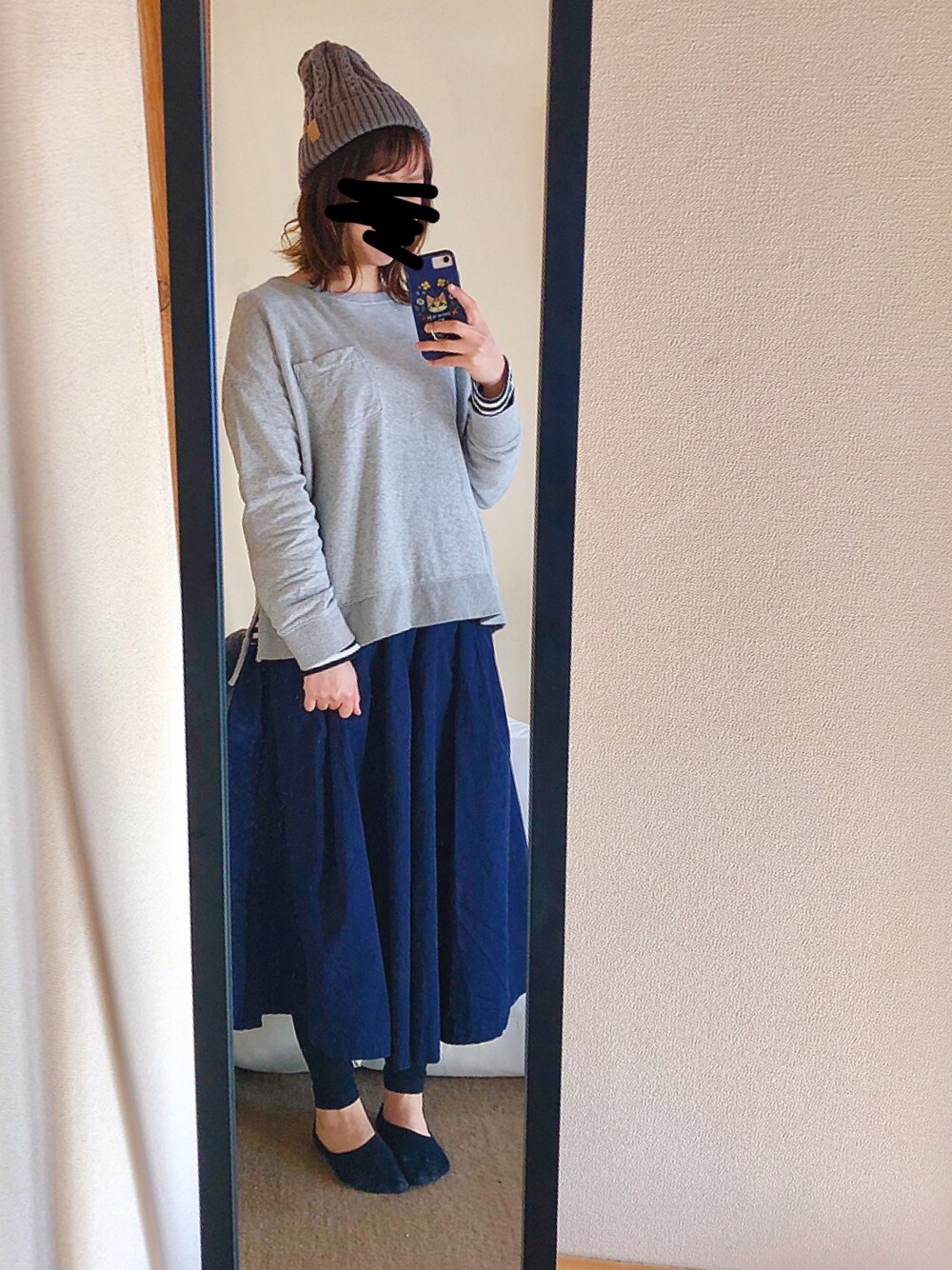 グレー系のTシャツ/カットソー、ブルー系のスカート、グレー系のスリッポンを着用したレディースの秋コーディネートの1枚目の写真