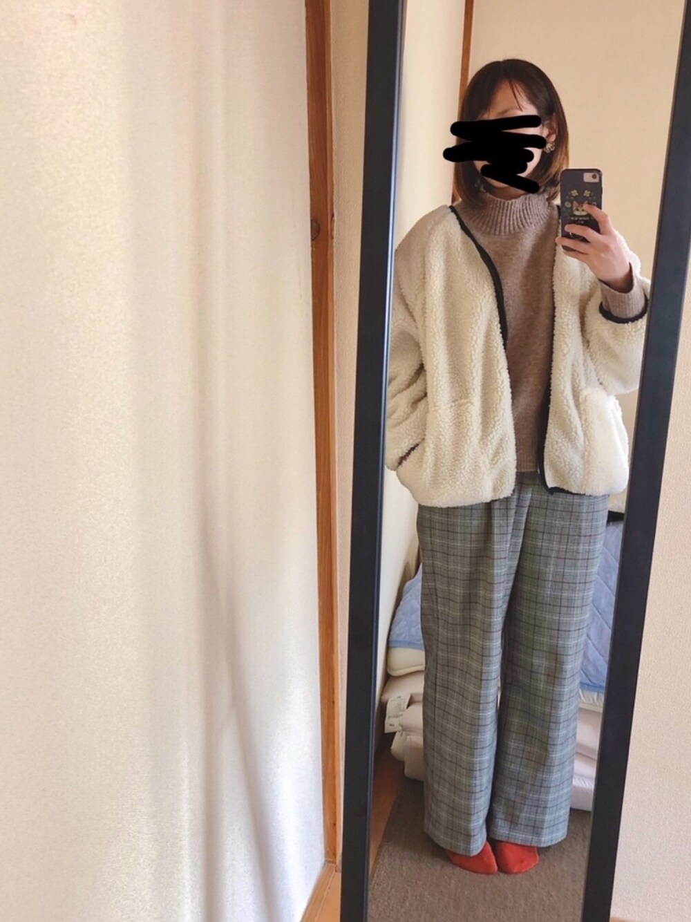 「パンツスタイル、ワイドパンツ、シンプルコーデ、プチプラコーデ、スニーカーコーデ、ootd、オトナカジュアル、ハイネック」｜「しまむらのアイテム（ブルゾン、ホワイト系）」を使った、いももっちさん（レディース・153cm）の冬コーディネートの1枚目の写真
