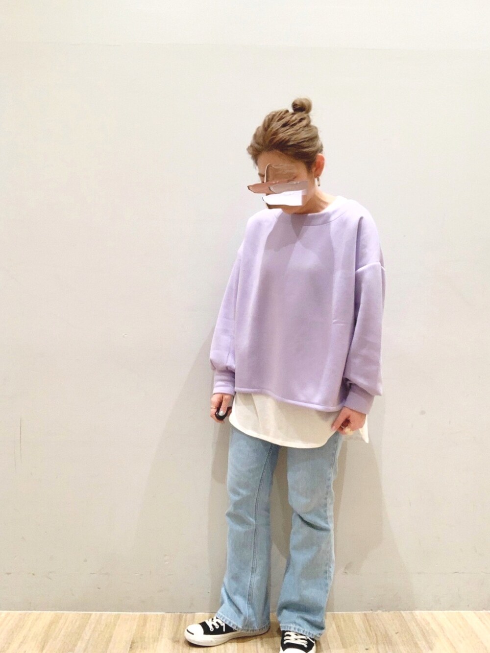 パープル系のTシャツ/カットソー、ホワイト系のTシャツ/カットソー、ブルー系のその他パンツを着用したレディースの冬コーディネートの1枚目の写真