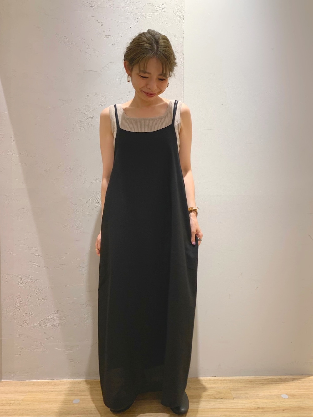 ブラック系のワンピース、ベージュ系のニット/セーターを着用したレディースの夏コーディネートの1枚目の写真