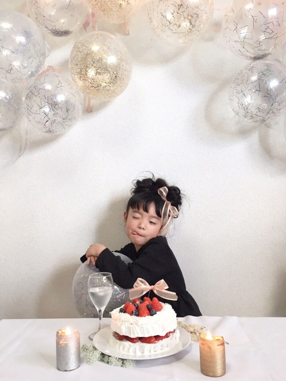 「キッズコーデ、パーティースタイル、誕生日、パーティー、バースデー、6歳、誕生日会、誕生日コーデ、休日スタイル、おめかしコーデ」｜「MERCIのアイテム（ワンピース、ブラック系）」を使った、memeさん（キッズ・110cm）の冬コーディネートの1枚目の写真