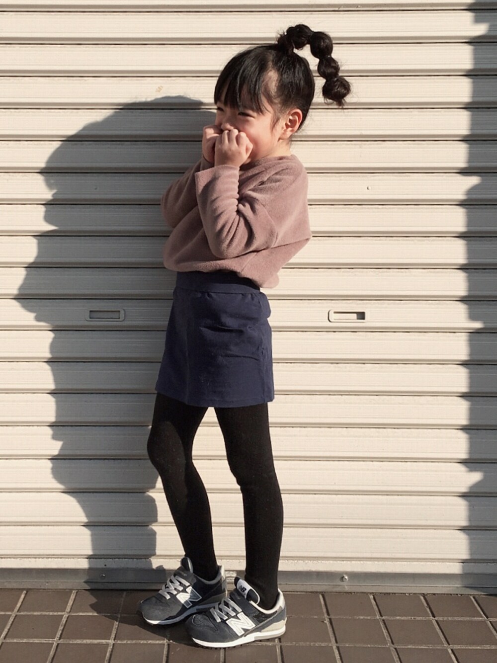 「キッズファッション、女の子、くすみピンク、くすみカラー、スニーカー、ニューバランス」｜「chaisy styleのアイテム（トップス、ピンク系）」を使った、memeさん（キッズ・110cm）の冬コーディネートの1枚目の写真