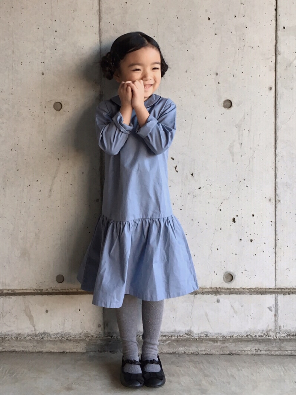 「キッズコーデ、シンプル、女の子、シンプルコーデ、ワンピース、清楚系、かっちり」｜「petite lilianaのアイテム（ワンピース、ブルー系）」を使った、memeさん（キッズ・110cm）の冬コーディネートの1枚目の写真