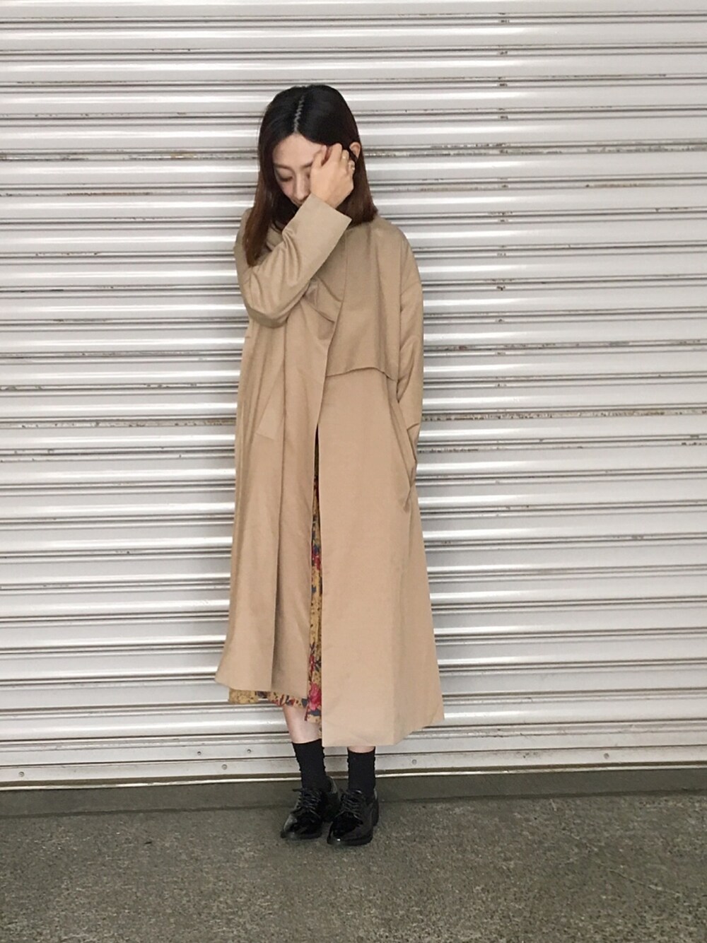 「はるコーデ、トレンチコート、ノーカラーコート、春コーデ、オジ靴、花柄、トレンチ」｜「MODE ROBEの ノーカラー ロングトレンチコート（トレンチコート、ベージュ系）」を使った、memeさん（レディース・150cm）の春コーディネートの1枚目の写真