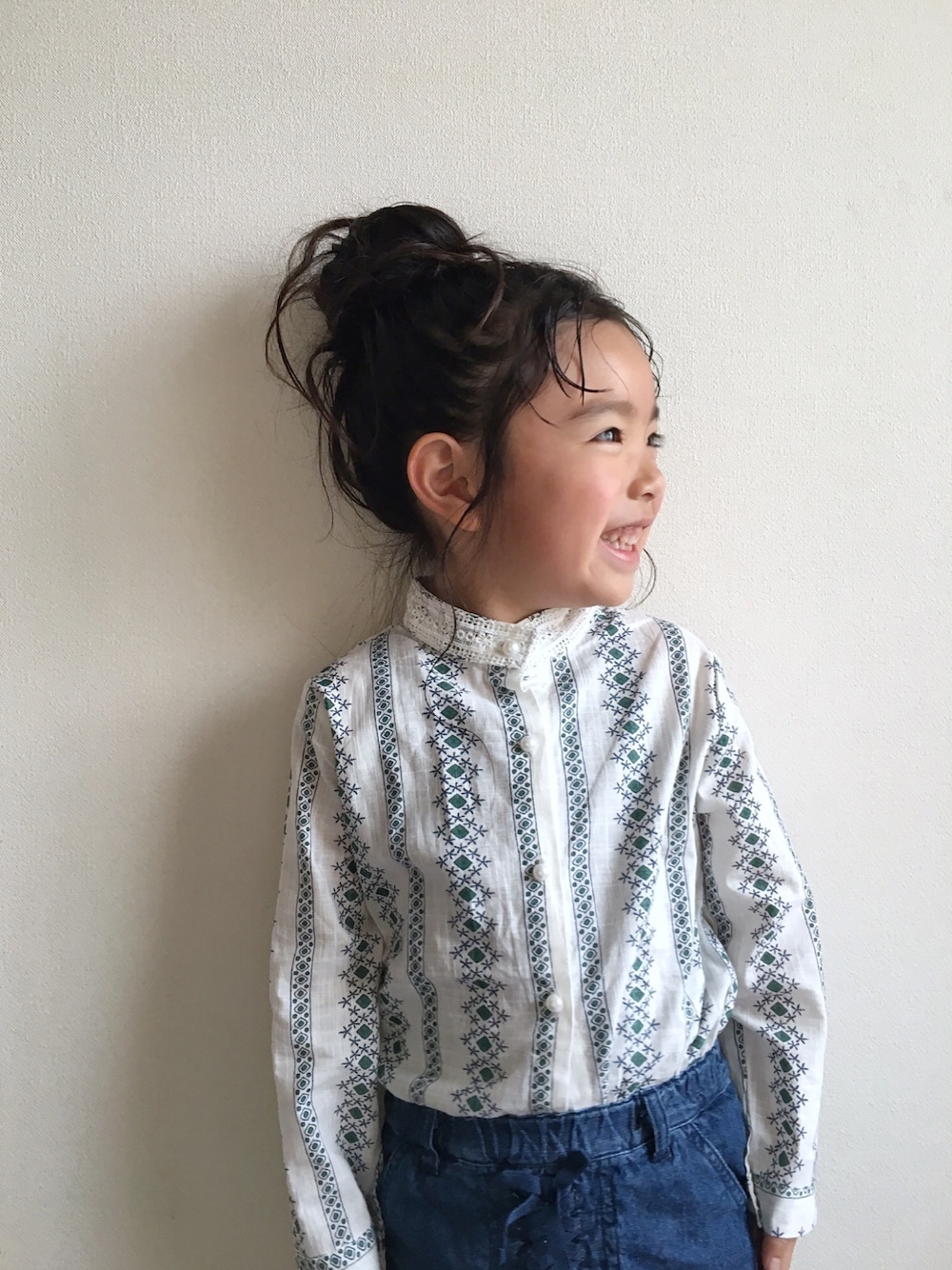 「シンプルコーデ、ブラウス、シャツスタイル、シャツ、ワイドパンツ、ワイドデニム、デニム、6歳女の子」｜「urban cherryのアイテム（シャツ/ブラウス、ブルー系）」を使った、memeさん（キッズ・110cm）の春コーディネートの1枚目の写真