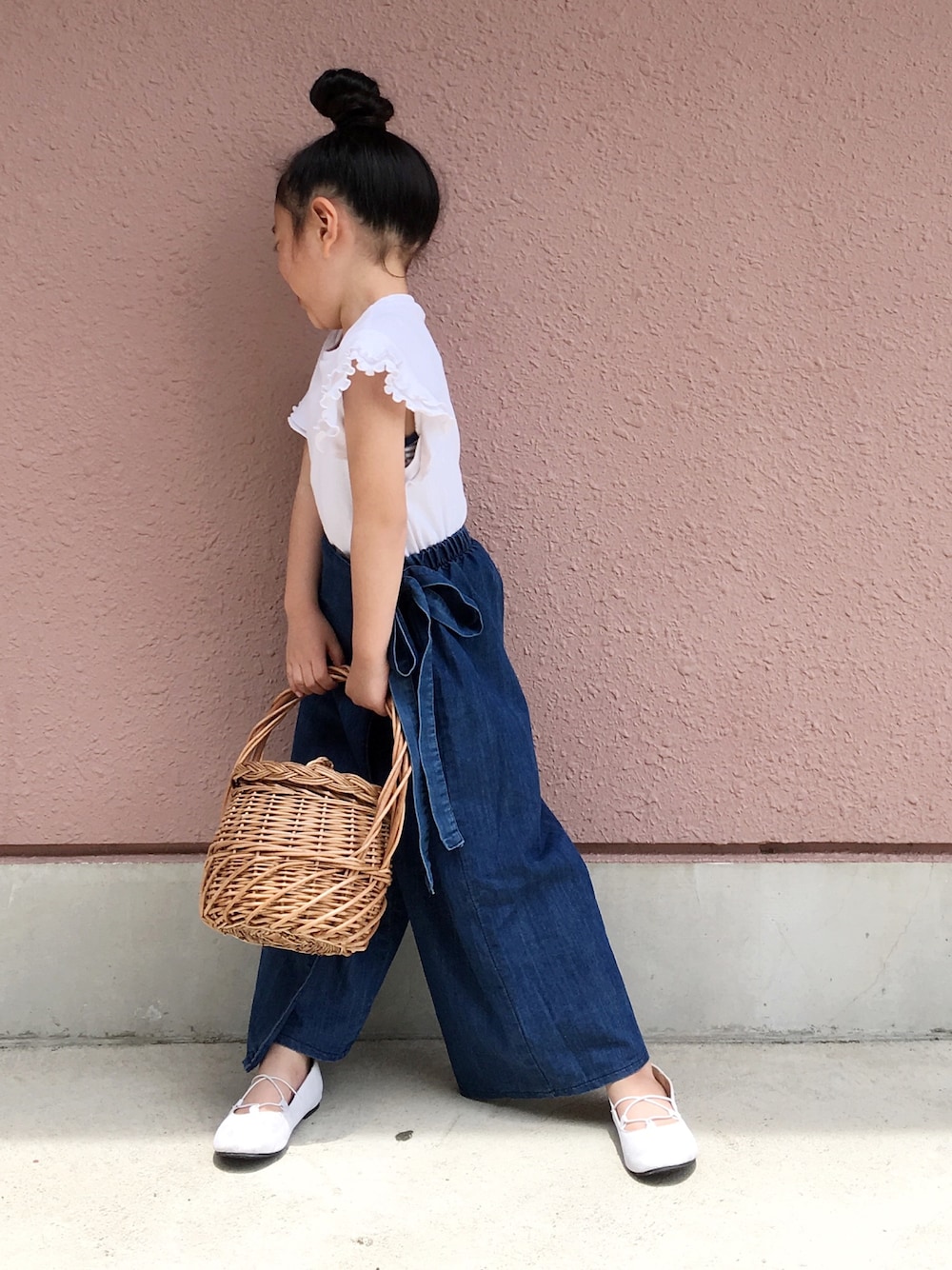 「夏、カジュアル、シンプルコーデ、おんなのこ、かごバッグ、6歳、キッズコーデ」｜「petit mainのフリル袖モチーフTシャツ（Tシャツ/カットソー、ホワイト系）」を使った、memeさん（キッズ・110cm）の夏コーディネートの1枚目の写真
