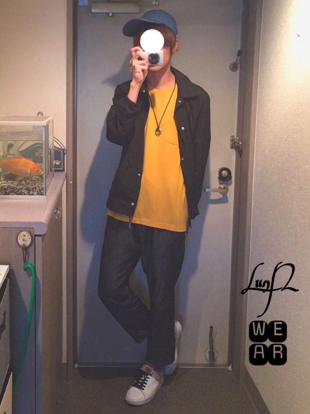 ブラック系のジャケット/アウター、イエロー系のTシャツ/カットソー、ブラック系のその他パンツを着用したメンズの春コーディネートの1枚目の写真