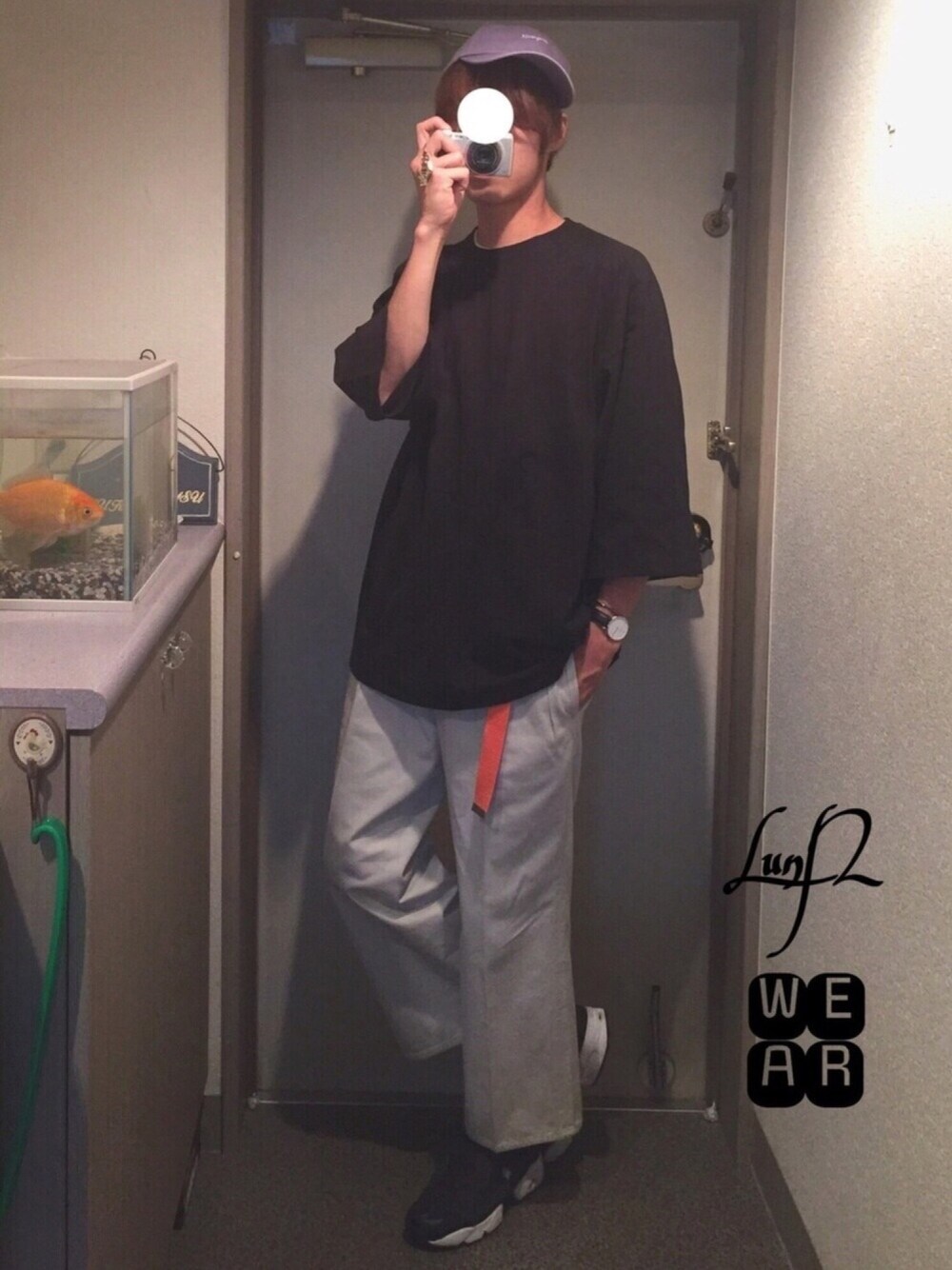 ブラック系のTシャツ/カットソー、ホワイト系のTシャツ/カットソー、ベージュ系のその他パンツを着用したメンズの春コーディネートの1枚目の写真