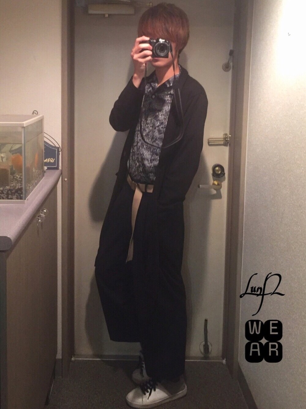 「タックイン、モノトーン、ロングカーディガン、オープンカラーシャツ、柄シャツ、ワイドパンツ、ガチャベルト、白スニーカー、黒、ネイビー」｜「MONO-MARTの1Bオーバーロングガウン/コーディガン（カーディガン/ボレロ、ブラック系）」を使った、LunN☘さん（メンズ・179cm）の夏コーディネートの1枚目の写真