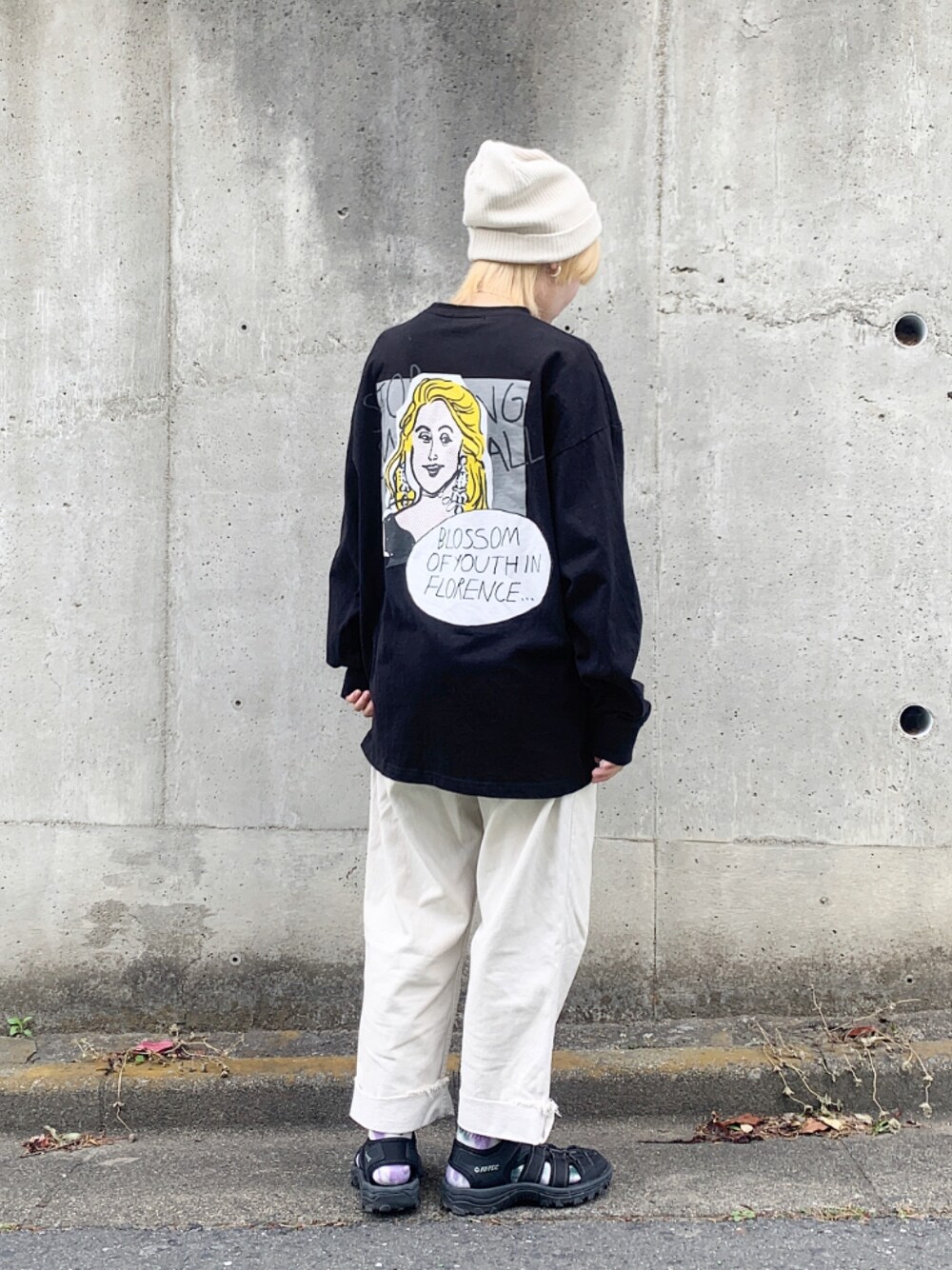 ブラック系のTシャツ/カットソー、ブラック系のベスト、ブラック系のサンダルを着用したレディースの春コーディネートの1枚目の写真
