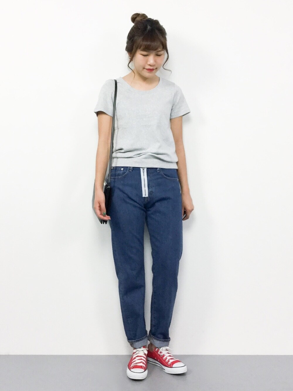 「グレー、Tシャツ、デニムパンツ、クロップドパンツ、春、シンプルコーデ、アンクルパンツ、テーパードデニム、カジュアルコーデ、グレーTシャツ」｜「BAYFLOWのBAYFLOW／シルキーフライスクルーネック半袖T 18SS（Tシャツ/カットソー、グレー系）」を使った、やまちゃんさん（レディース・167cm）の春コーディネートの1枚目の写真