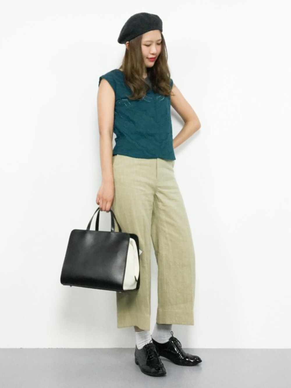 「グリーン、レース、ワイドパンツ、春、春コーデ、アンクルパンツ、レーストップス、オトナカジュアル、titivate、フレンチスリーブ」｜「titivateのｺｯﾄﾝﾚｰｽﾌﾚﾝﾁｽﾘｰﾌﾞﾌﾟﾙｵｰﾊﾞ（シャツ/ブラウス、グリーン系）」を使った、やまちゃんさん（レディース・167cm）の春コーディネートの1枚目の写真
