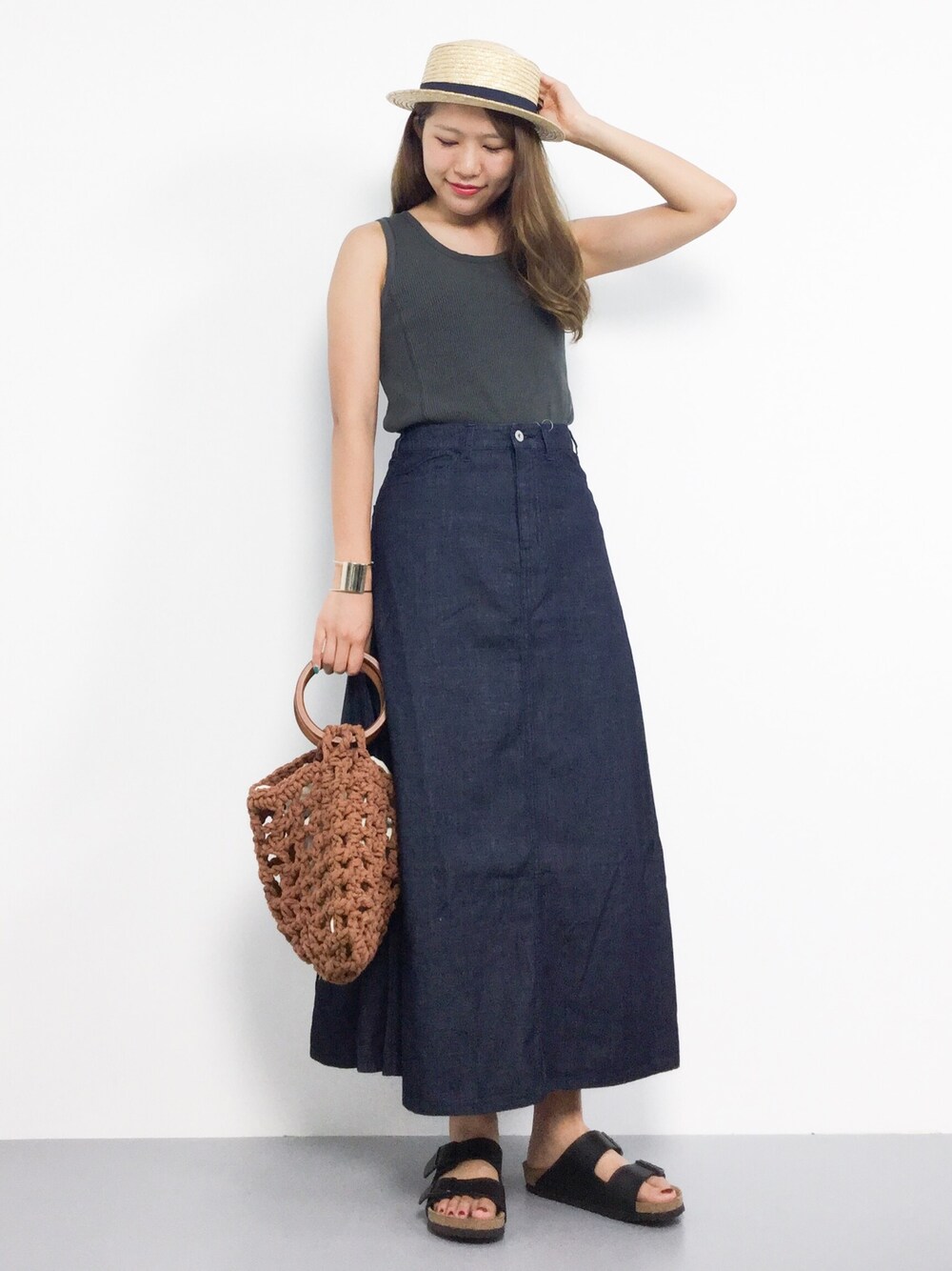 「夏、Ungrid、デニムスカート、大人カジュアル、ロングスカート、birkenstock、タンクトップ、ストローハット、夏コーデ、チノスカート」｜「Ungridのウォッシュワッフルタンクトップ（タンクトップ、ブラック系）」を使った、やまちゃんさん（レディース・167cm）の夏コーディネートの1枚目の写真