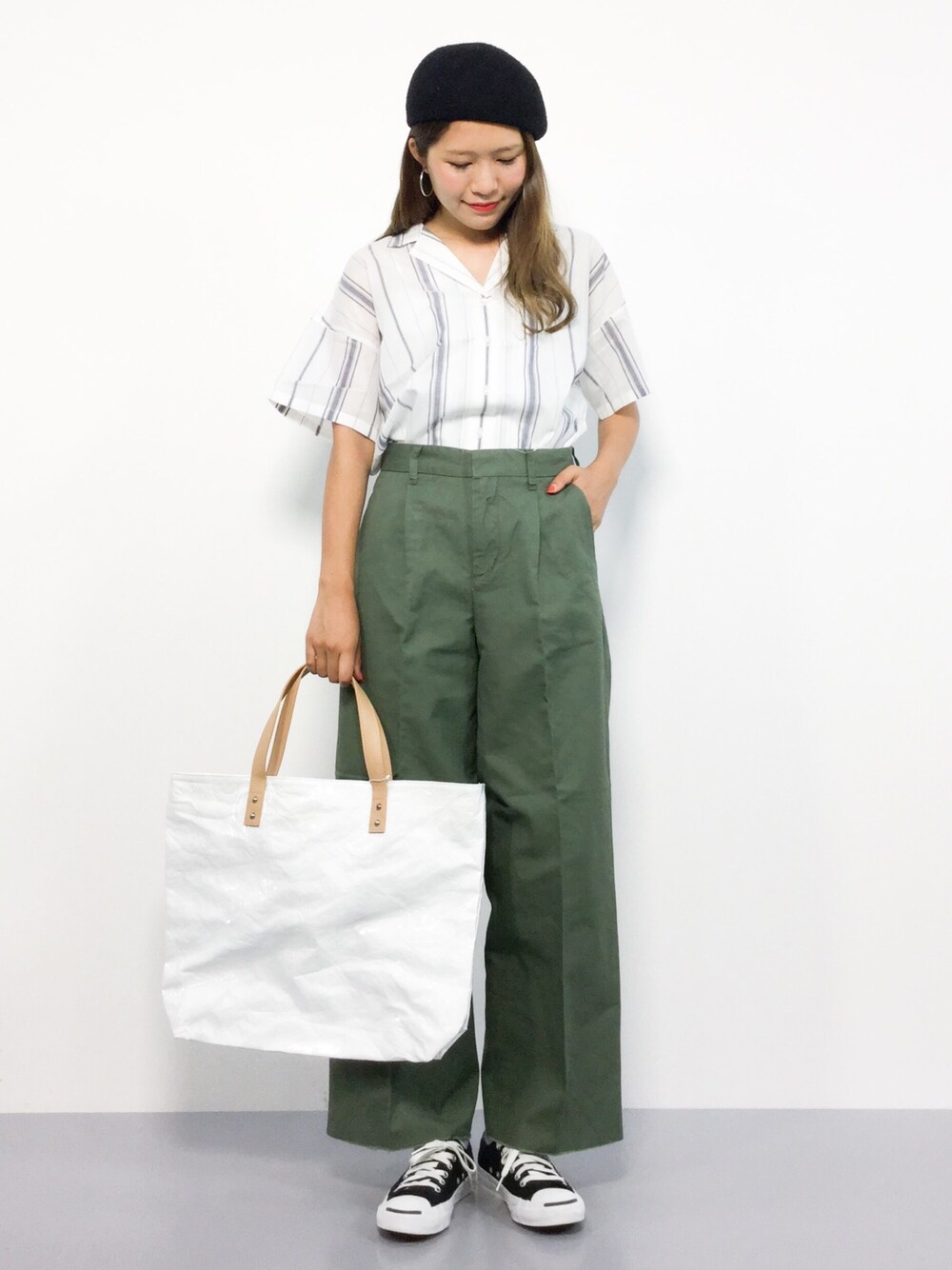 「夏、チノパン、ストライプ、ワイドパンツ、ストライプシャツ、カーキパンツ、PVC、オトナカジュアル、オープンカラーシャツ、開襟シャツ」｜「A part byのCリヨセルカイキンシャツSS　799303（シャツ/ブラウス、ホワイト系）」を使った、やまちゃんさん（レディース・167cm）の夏コーディネートの1枚目の写真