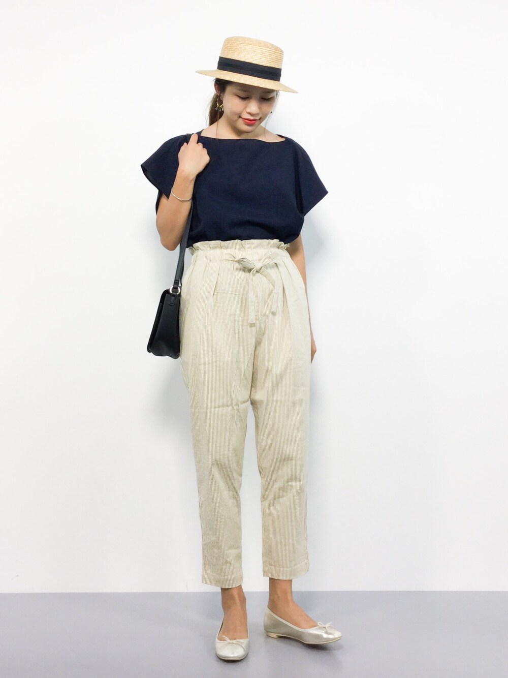 「テーパードパンツ、ブラウス、夏、イエロー、ネイビー、ストライプ、リネン、おでかけ、パンツスタイル、カンカン帽」｜「ADAM ET ROPE'のスクエアTEEブラウス（シャツ/ブラウス、ブルー系）」を使った、やまちゃんさん（レディース・167cm）の夏コーディネートの1枚目の写真