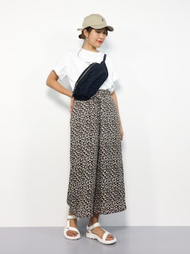 「花柄パンツ」｜「アイテム（キャップ）」を使った、やまちゃんさん（レディース・167cm）の夏コーディネート