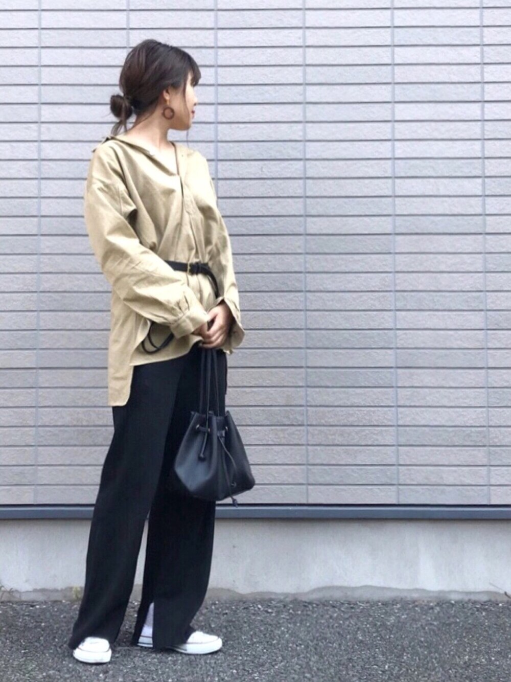 「秋のコーデ、シンプルコーデ、大人カジュアル、ラクチンコーデ、ootd、パンツスタイル、シャツスタイル、秋冬、きれいめカジュアル、ワイドパンツ」｜「古着のアイテム（シャツ/ブラウス、ベージュ系）」を使った、やまちゃんさん（レディース・167cm）の秋コーディネートの1枚目の写真