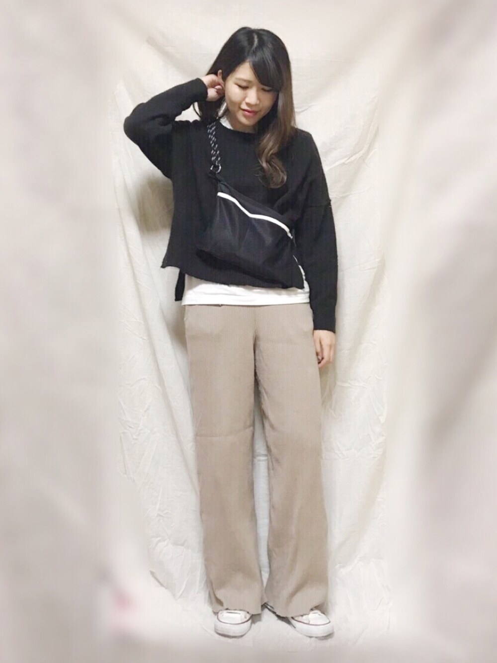 「ニット、レイヤードスタイル、ニットパンツ、リブニット、リブパンツ、サコッシュ、カジュアル、カジュアルコーデ、シンプル、大人カジュアル」｜「URBAN RESEARCH Sonny Labelのウール混圧縮ニットプルオーバー（ニット/セーター、ブラック系）」を使った、やまちゃんさん（レディース・167cm）の冬コーディネートの1枚目の写真