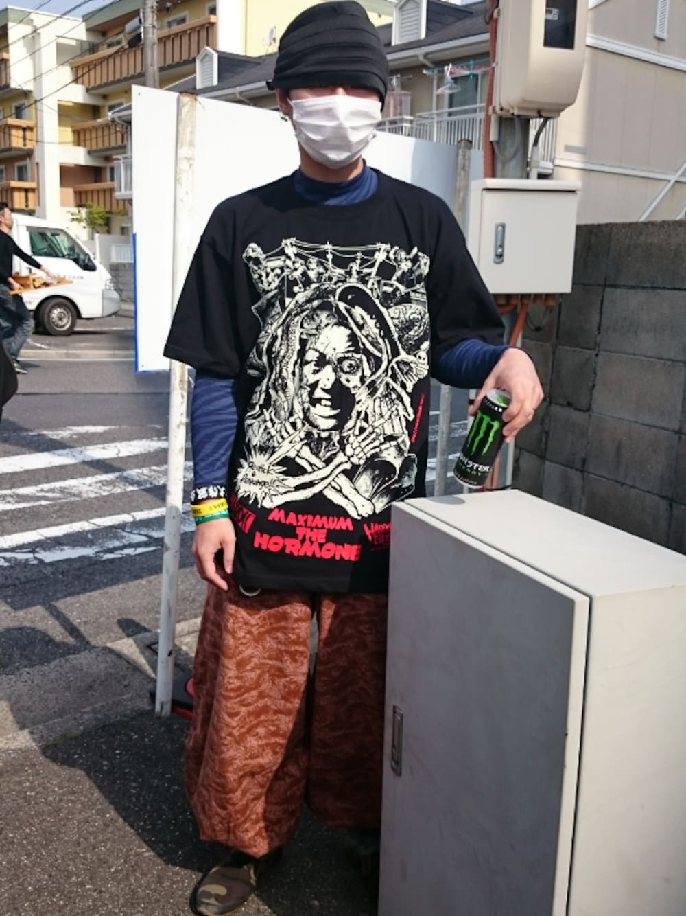 「マキシマムザホルモン、東北ライブハウス大作戦、SAVE THE HIROSHIMA、EGHIT SIX、寅壱、ニッカポッカ、モンスターエナジー、バンドT、作業着、ラバーバンド」｜「ハードコアチョコレートのマキシマムザホルモン（Tシャツ/カットソー、ブラック系）」を使った、反乱さん（メンズ・163cm）の春コーディネートの1枚目の写真