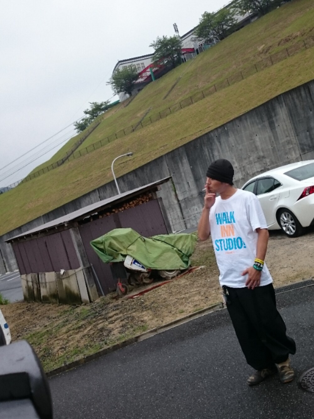 「WALK INN FES、ウォークインフェス、東北ライブハウス大作戦、EGHIT SIX、寅壱、ニッカポッカ、ラバーバンド、フェスTシャツ、白Tシャツ、黒パンツ」｜「United AthleのWALK INN FES! 2018（Tシャツ/カットソー、ホワイト系）」を使った、反乱さん（メンズ・163cm）の秋コーディネートの1枚目の写真